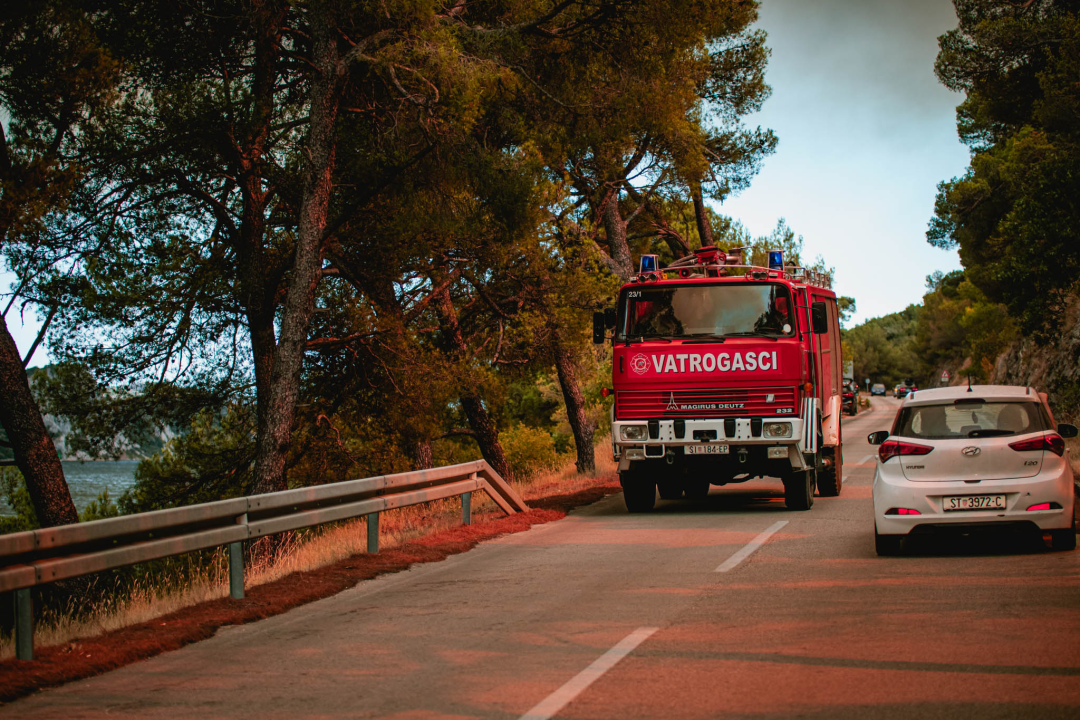 Jedan vatrogasac ozlijeđen, četveročlana obitelj iz Rasline koja je ostala bez kuće smještena u Cvjetni dom