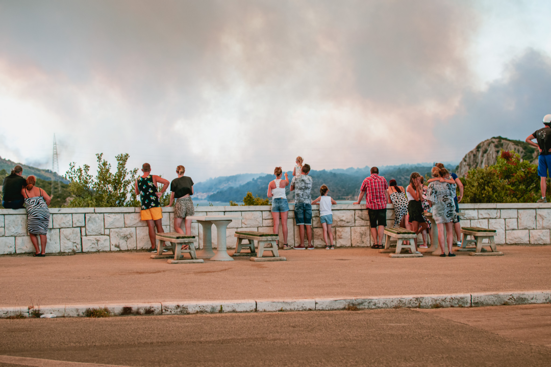 Jedan vatrogasac ozlijeđen, četveročlana obitelj iz Rasline koja je ostala bez kuće smještena u Cvjetni dom
