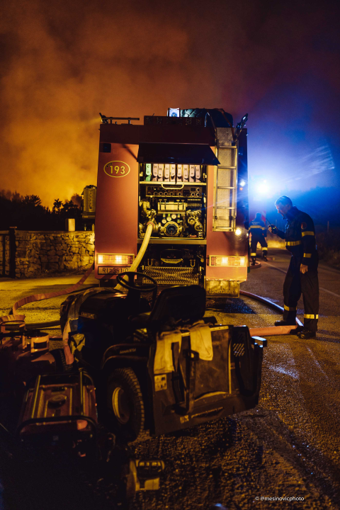 Fotogalerija i video: Bitka s vatrom u Zatonskoj ulici koja spaja Zaton i Benkovačku cestu