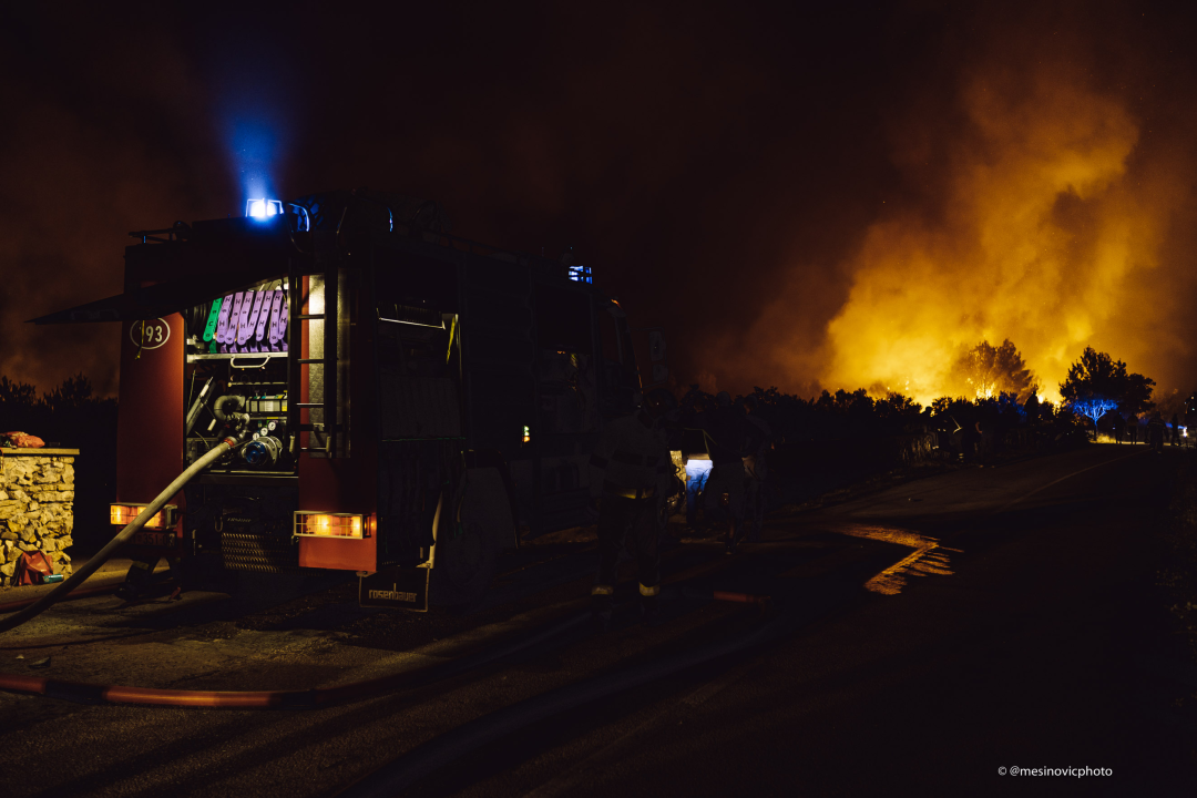 Fotogalerija i video: Bitka s vatrom u Zatonskoj ulici koja spaja Zaton i Benkovačku cestu
