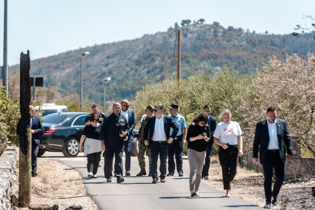 Milanović u Zatonu: Konobari imaju veću plaću od dobrovoljnih vatrogasaca, nitko neće izgorjeti za pet tisuća kuna