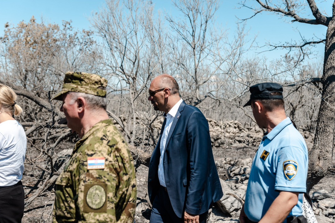  Milanović u Zatonu: Konobari imaju veću plaću od dobrovoljnih vatrogasaca, nitko neće izgorjeti za pet tisuća kuna