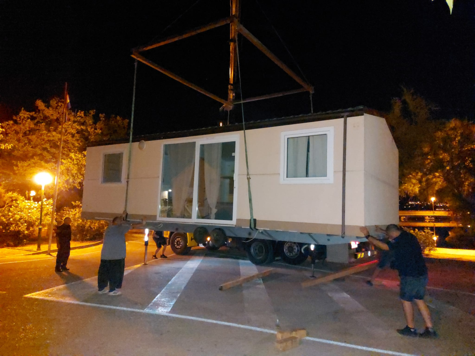 U Zaton i Raslinu stigle mobilne kućice za obitelji koje su ostale bez domova: 'Vjerujem da će zimu dočekati u novoj kući'