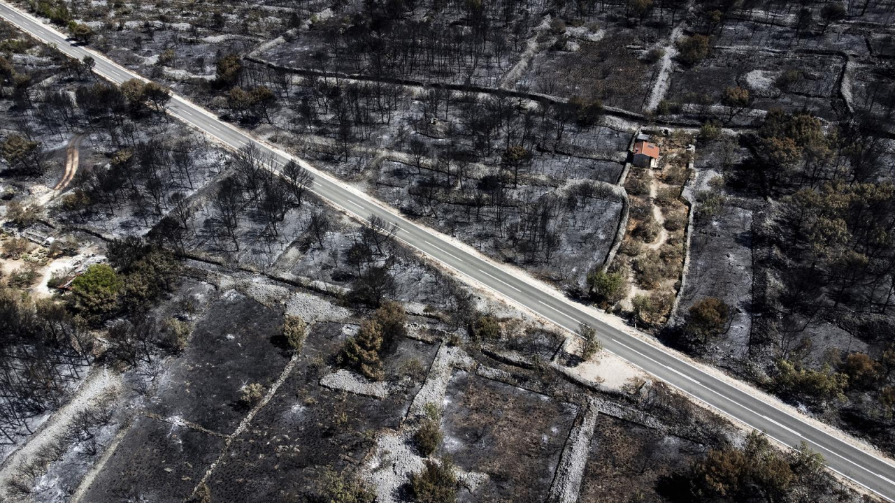 Dramatične snimke iz zraka pokazuju moć požara kod Zatona i Rasline