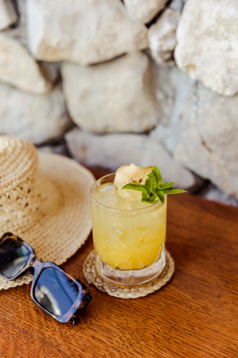 Zaigrajte odbojku na pijesku na plaži Banj, a predah potražite u Petrusu!