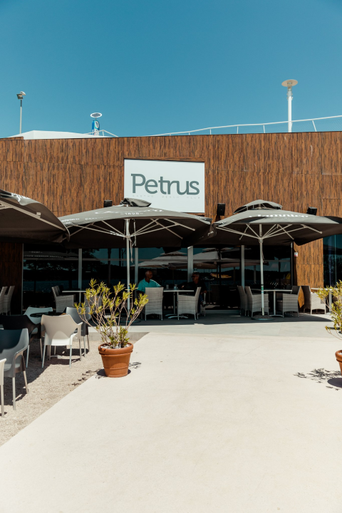 Zaigrajte odbojku na pijesku na plaži Banj, a predah potražite u Petrusu!