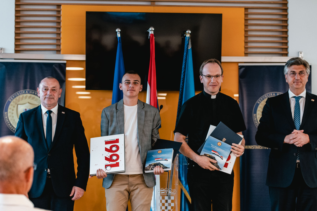 U Veteranskom centru Plenković i pola Vlade uručili priznanja i nagrade učenicima