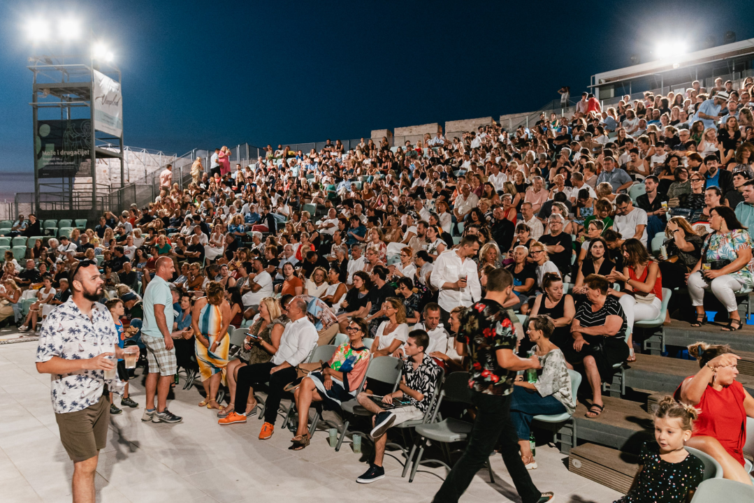 Bura, bura svuda oko nas. Osim oko Josipe koja je cijeli koncert sjedila na podu iza bubnja!