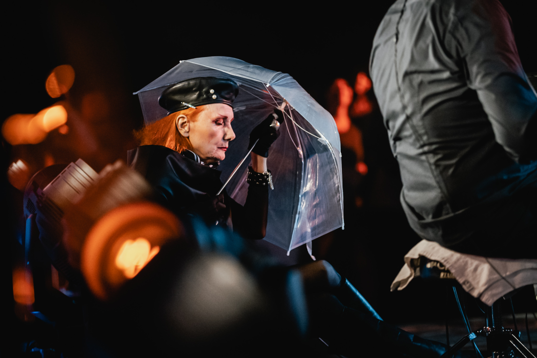 Bura, bura svuda oko nas. Osim oko Josipe koja je cijeli koncert sjedila na podu iza bubnja!