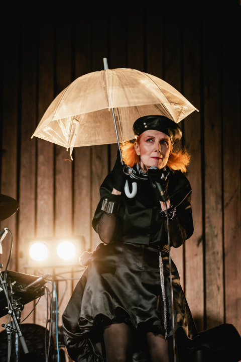 Bura, bura svuda oko nas. Osim oko Josipe koja je cijeli koncert sjedila na podu iza bubnja!