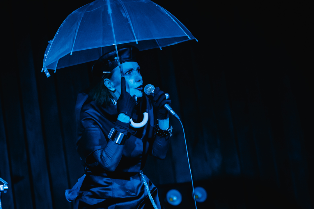 Bura, bura svuda oko nas. Osim oko Josipe koja je cijeli koncert sjedila na podu iza bubnja!