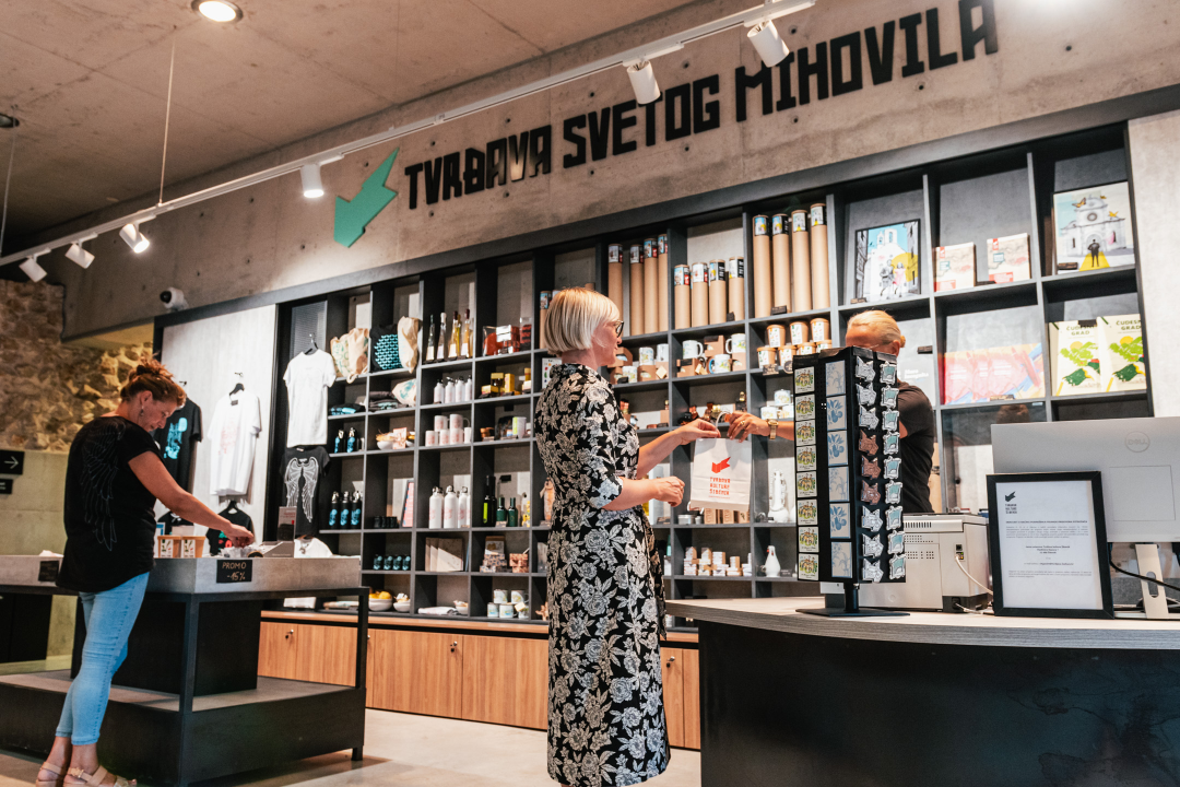 Šibenske tvrđave imaju najbolje darove i suvenire: Posteri, potići, majice, torbe, šalice i nakit, sve unikatno i maštovito!