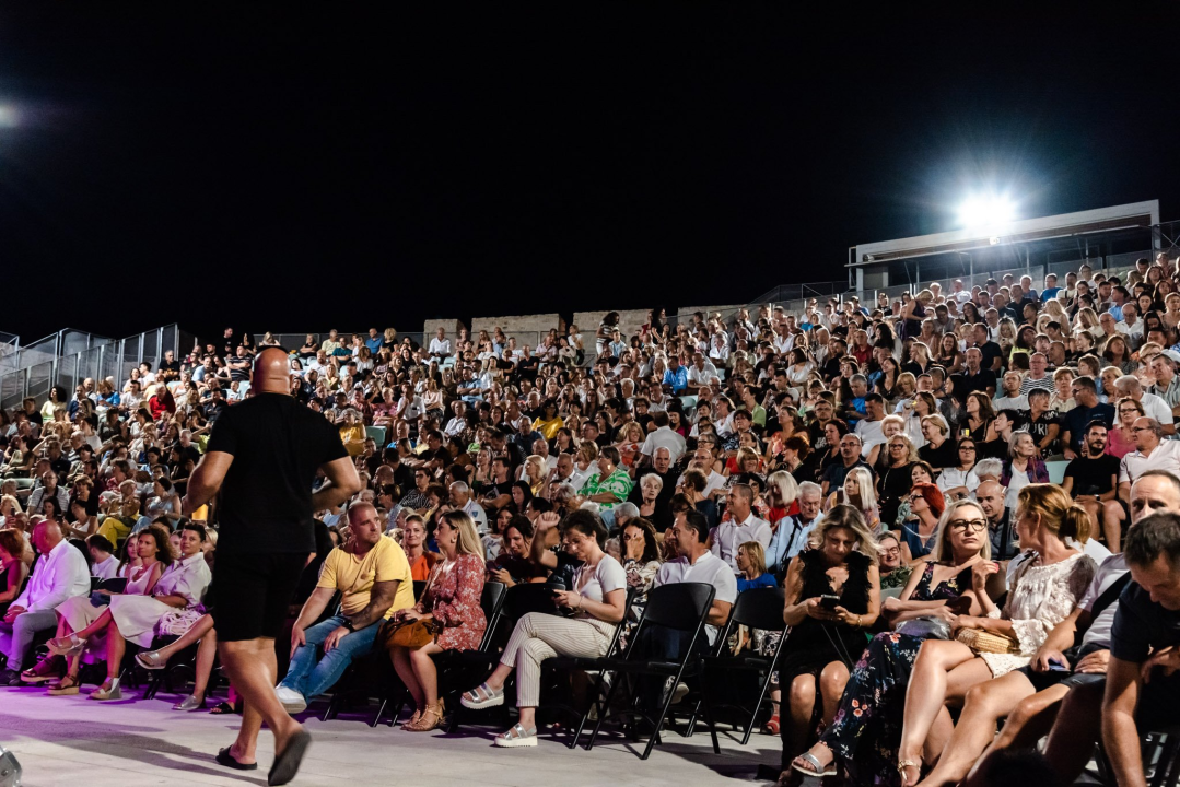  Klapa Rišpet prvi put nastupila u Šibeniku i oduševila publiku: 'Nećemo se sad tu samo njihati kao šest čempresa'