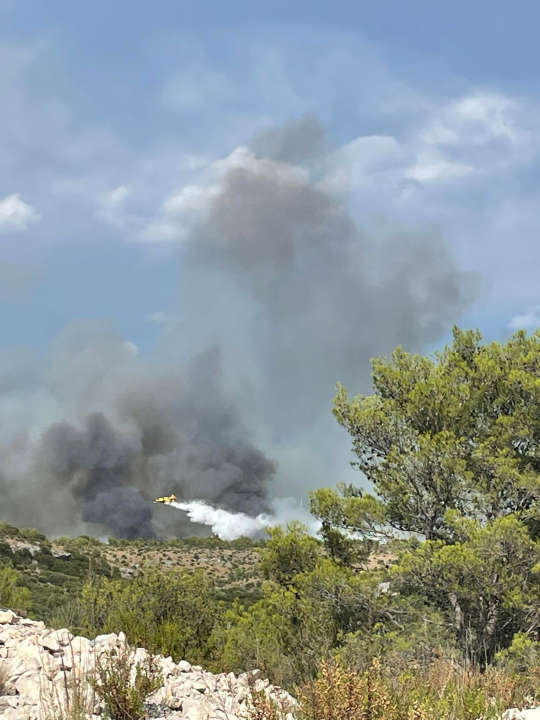 U tijeku sanacija požarišta u Vrpolju: Na terenu 60 vatrogasaca i 21 vozilo