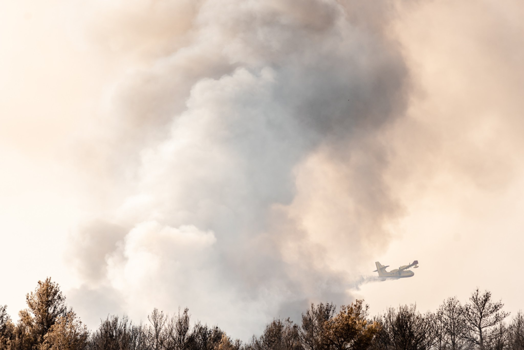 U tijeku sanacija požarišta u Vrpolju: Na terenu 60 vatrogasaca i 21 vozilo