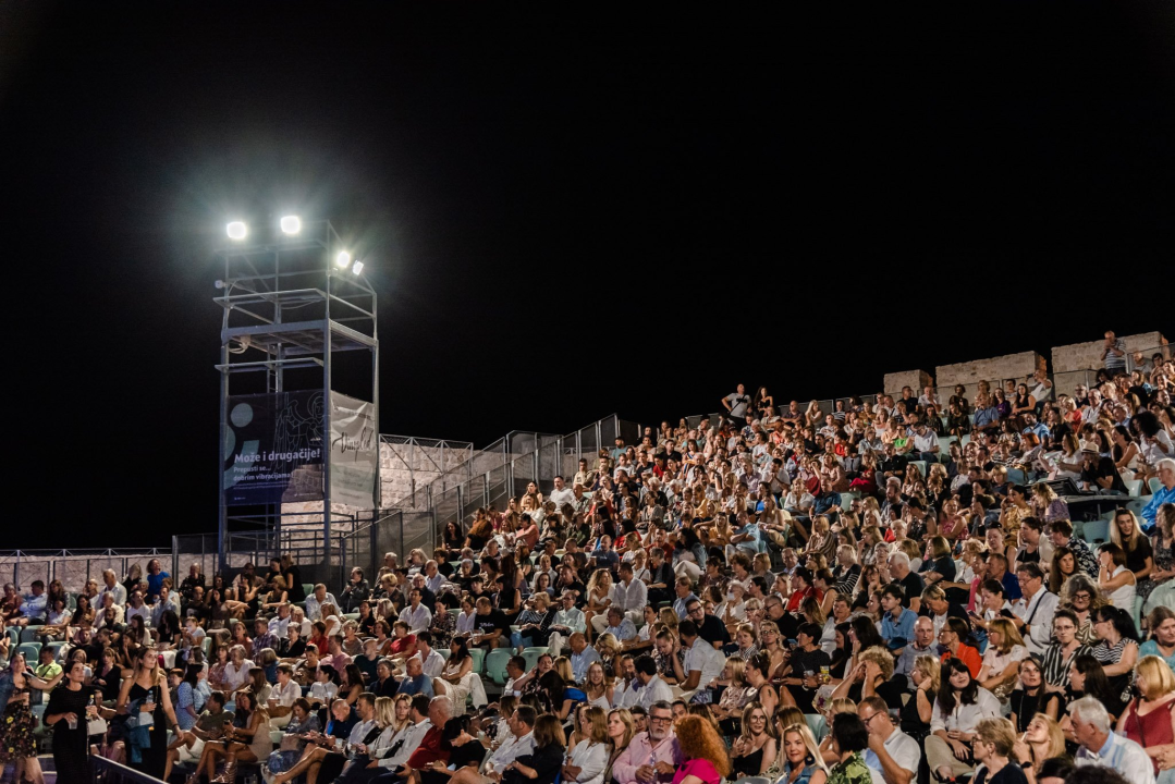 Zorica Kondža rasplesala tvrđavu bezvremenskim hitovima, ali i Oliverom i Tinom Turner