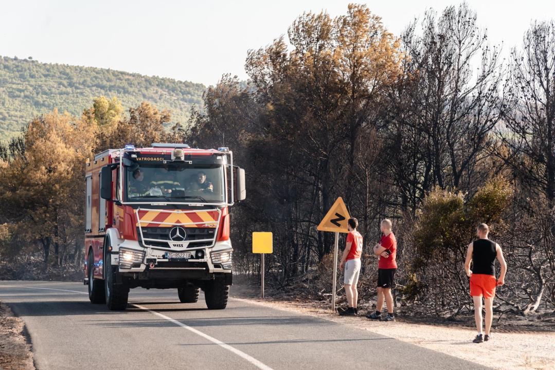 U tijeku sanacija požarišta u Vrpolju: Na terenu 60 vatrogasaca i 21 vozilo