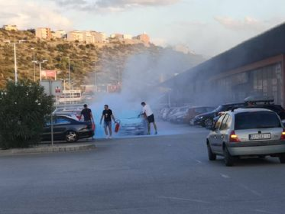 Zapalio se automobil na parkiralištu Supernove u Njivicama, gasili ga građani pa vatrogasci