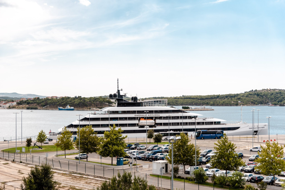  Luksuzni kruzer Emerald Azzurra uplovio u Šibenik