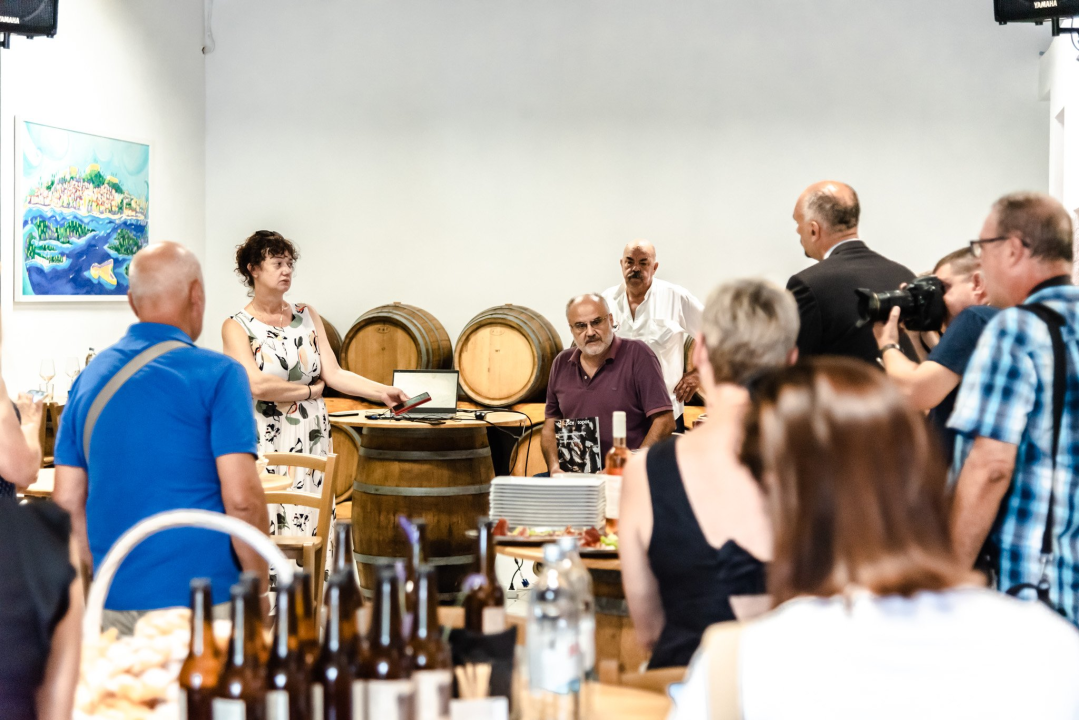 Jedinstveni suvenir: U Vinoplodu predstavljen časopis Iće&amp;piće posvećen našoj županiji