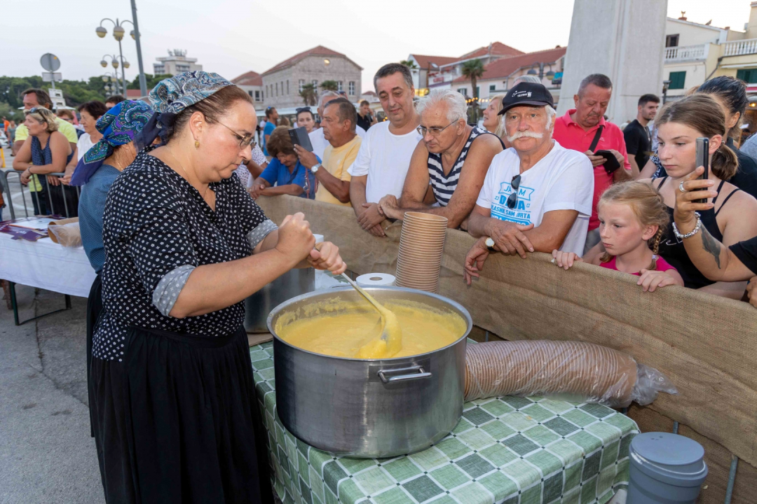 ‘Fešta od šaše i pulente’ tradicionalno proslavljena na vodičkoj rivi