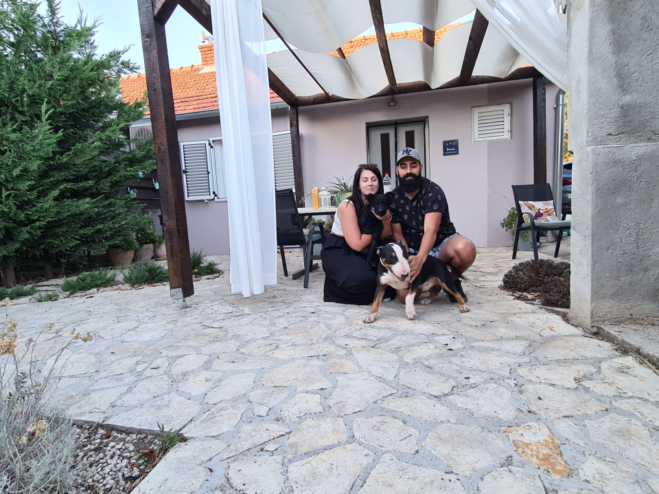 Mladi Francuzi došli na ljetovanje u Lozovac i kući se vratili s novim članom obitelji: 'Nismo mogli ostaviti bebu Taza'