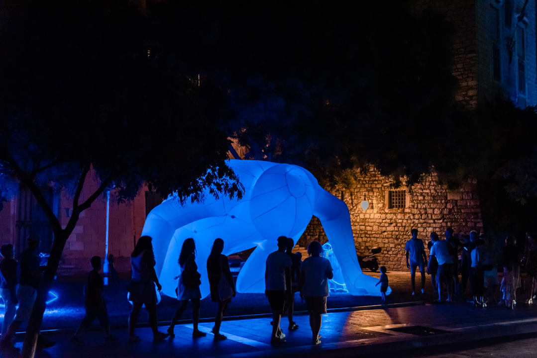 Šibenik 'obojan' u plavo: Vatromet i svjetlosni spektakl za veliku obljetnicu 