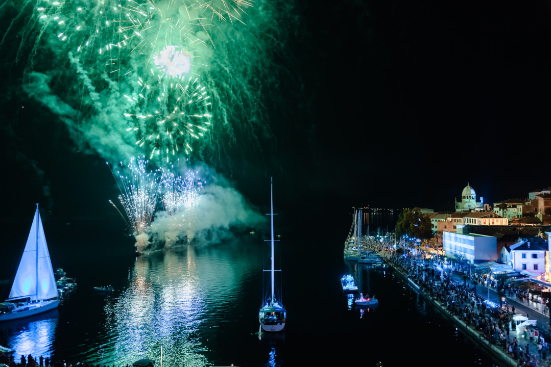 Šibenik 'obojan' u plavo: Vatromet i svjetlosni spektakl za veliku obljetnicu 