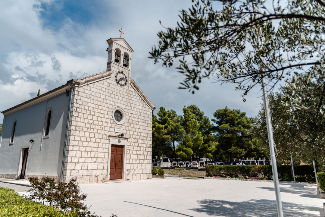 Dane Škugor i supruga skupljali lemozinu u crkvi u Dubravi: Čak su i zavjetnu ploču postavili u crkvenom dvoru