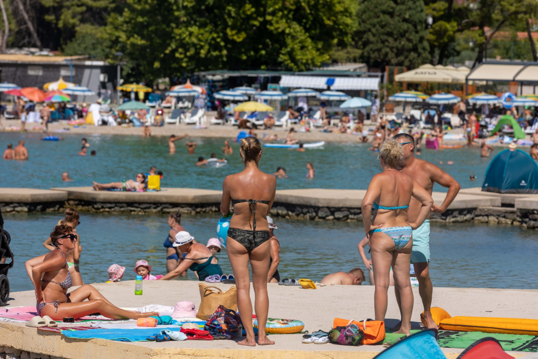 Plaže u Vodicama i Srimi pune kao usred sezone