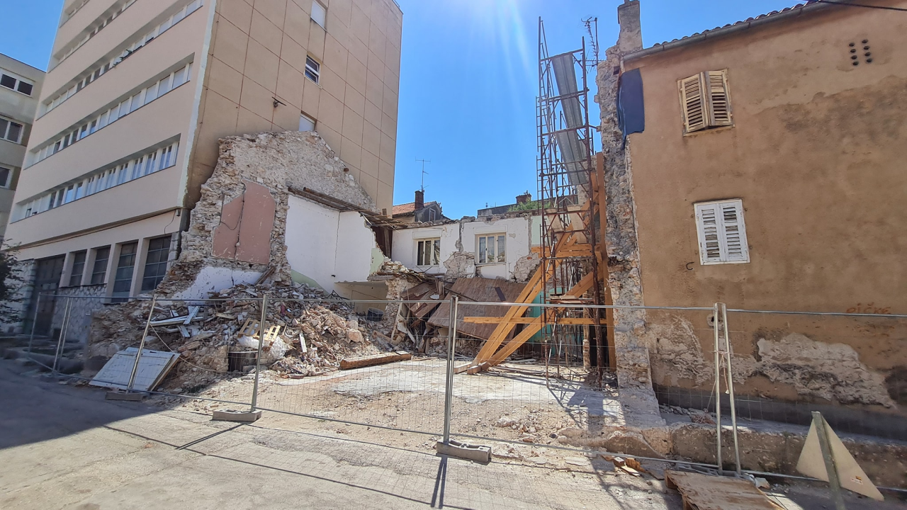 Ovo je stambena zgrada koju grade Dane i Rada Škugor: 'Ploču su maknuli prije par dana'