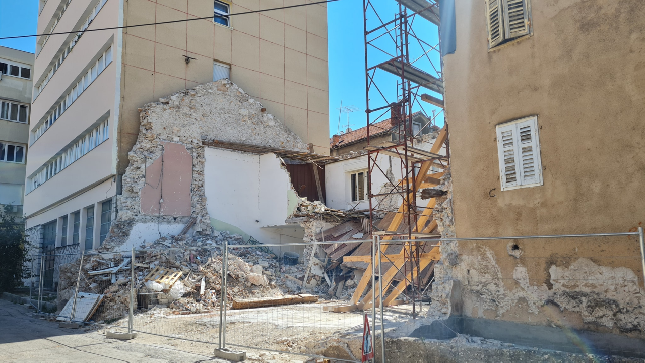 Ovo je stambena zgrada koju grade Dane i Rada Škugor: 'Ploču su maknuli prije par dana'