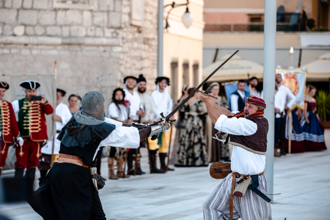 Mačevanjem povijesnih postrojbi na Poljani počela 'Opsada Šibenika 1647.' 