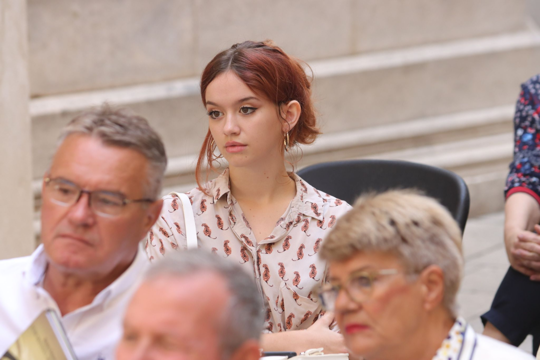 Ponos festivala ŠKURE: Preko 20 neafirmiranih pjesnika i pisaca pojavilo se danas kod krstionice