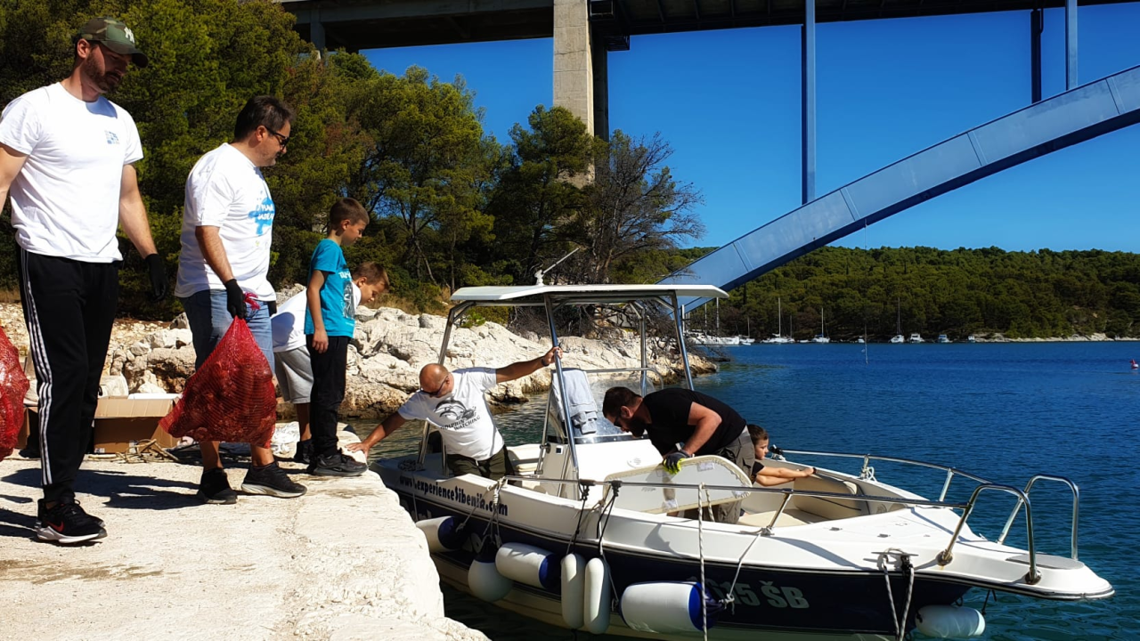 Volonteri i ronioci nedjelju proveli u akciji čišćenja  ispod Morinjskog mosta 