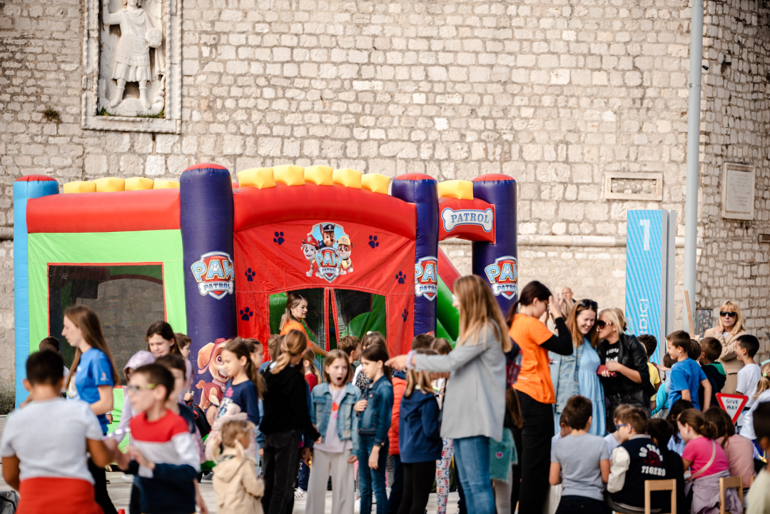 Poljana puna djece: Voze električne romobile i bicikle, uče o sigurnosti u prometu