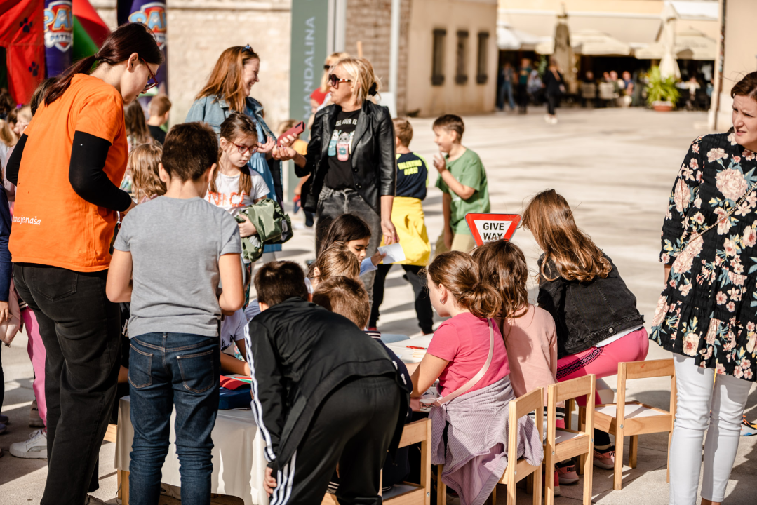 Poljana puna djece: Voze električne romobile i bicikle, uče o sigurnosti u prometu