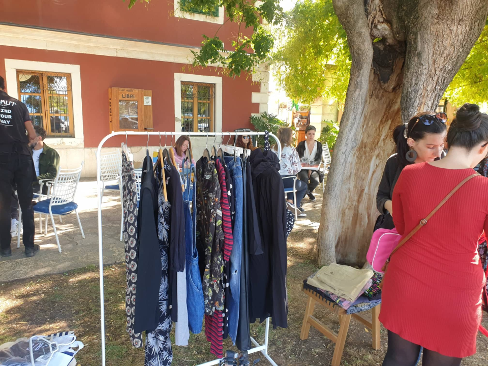 Buvljak ispred Azimuta: Uključile se i Šibenske šape, prihod ide za liječenje nezbrinutih i bolesnih životinja