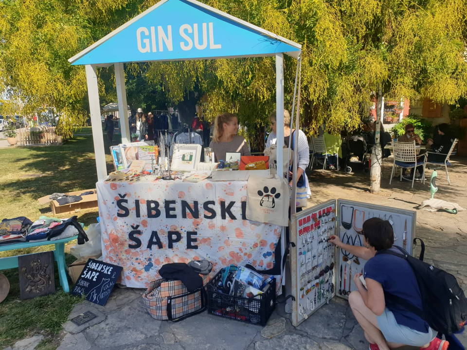 Buvljak ispred Azimuta: Uključile se i Šibenske šape, prihod ide za liječenje nezbrinutih i bolesnih životinja