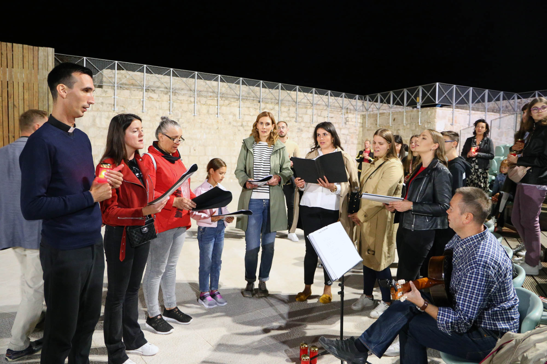 Ususret sv. Mihovilu održana procesija mladih u Šibeniku