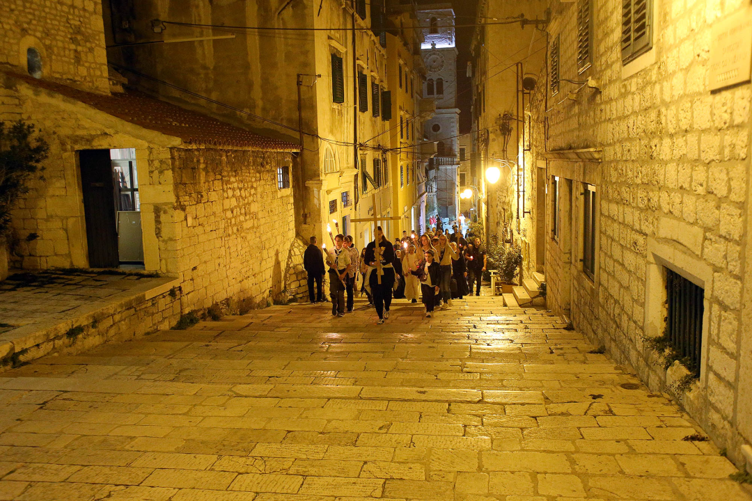 Ususret sv. Mihovilu održana procesija mladih u Šibeniku