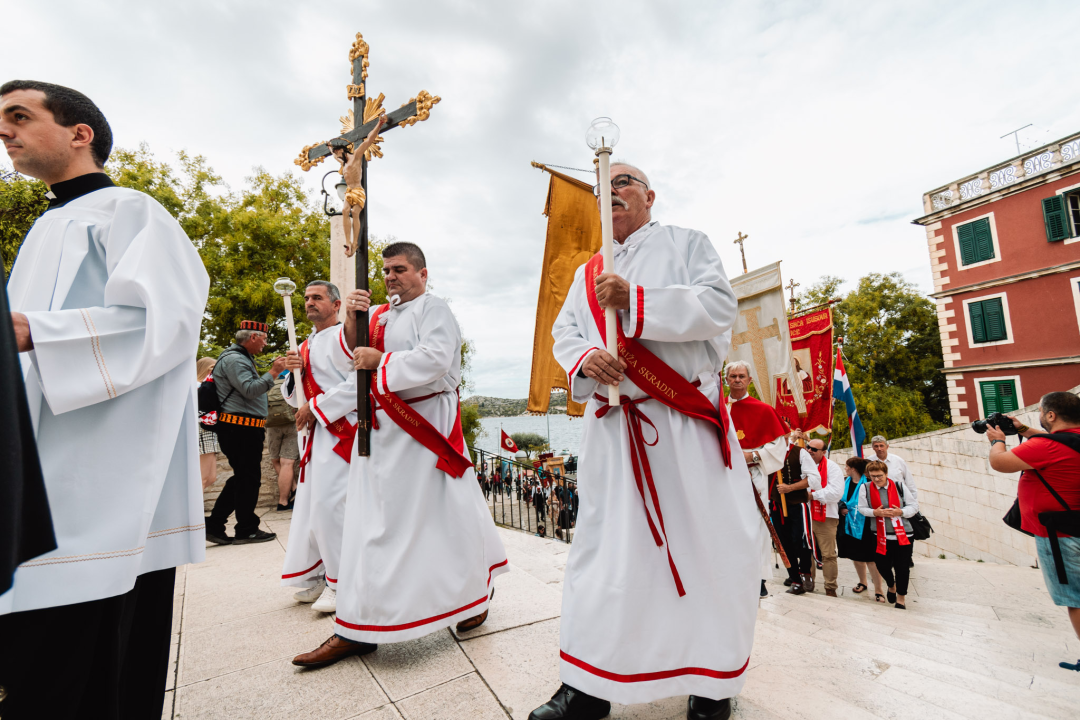Procesijom gradskim ulicama počela proslava sv. Mihovila, nebeskog zaštitnika Šibenika