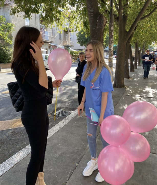 Medicinska škola u akciji 'Mjesec borbe protiv raka dojke', učenici po gradu educirali građane