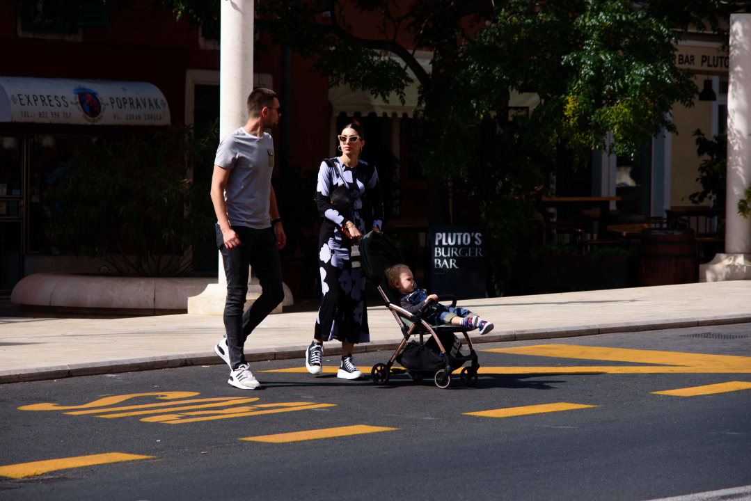 Lijepe dame u urbanim i opuštenim kombinacijama ukrale sve poglede u gradu 