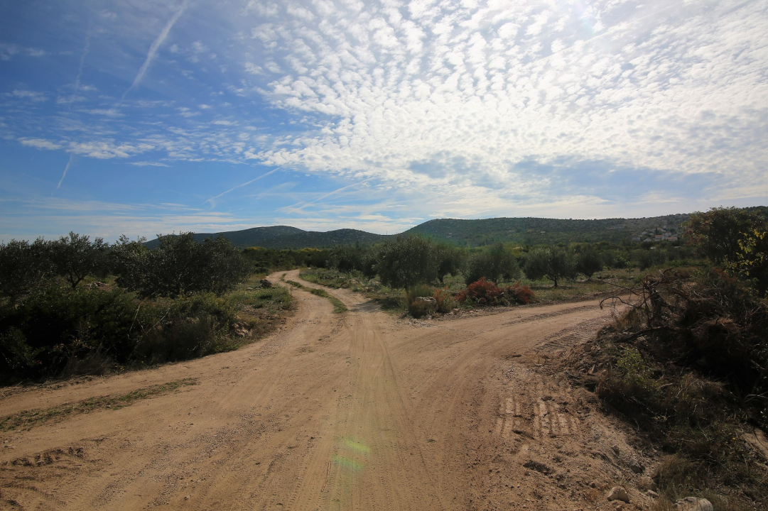 Sređuju se pristupni putevi i okoliš crkve sv. Martina na Makirini