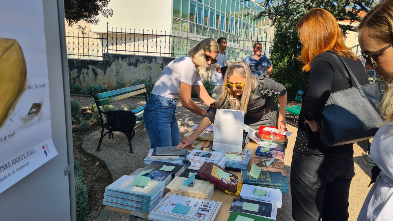 Misli na sebe, čitaj: Na mini sajmu u đardinu razmjenjuju se, kupuju i poklanjaju knjige