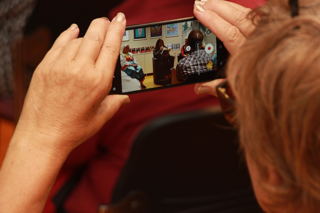 Sto ruža za Vesnu Parun: 'Sinoć je naša najveća poetesa ušetala u tu knjižnicu'
