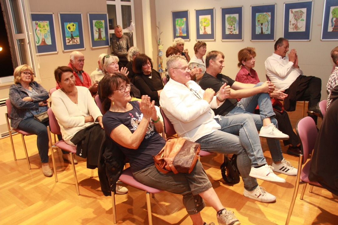 Sto ruža za Vesnu Parun: 'Sinoć je naša najveća poetesa ušetala u tu knjižnicu'