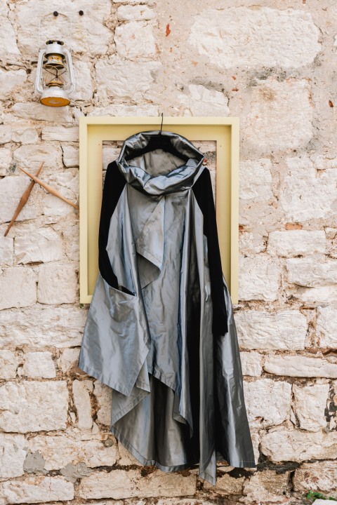 Garderobu osvježite dizajnerskim komadima iz Galerije Juraj Dalmatinac, dom umjetninama po super cijenama