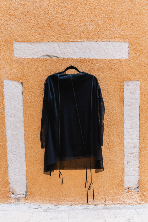 Garderobu osvježite dizajnerskim komadima iz Galerije Juraj Dalmatinac, dom umjetninama po super cijenama